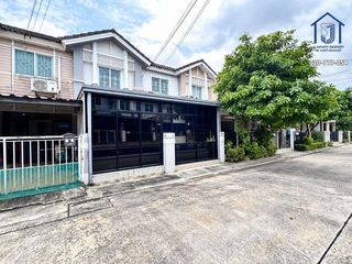 Casa adosada en venta de 3 habitaciones en Saphan Sung, Bangkok