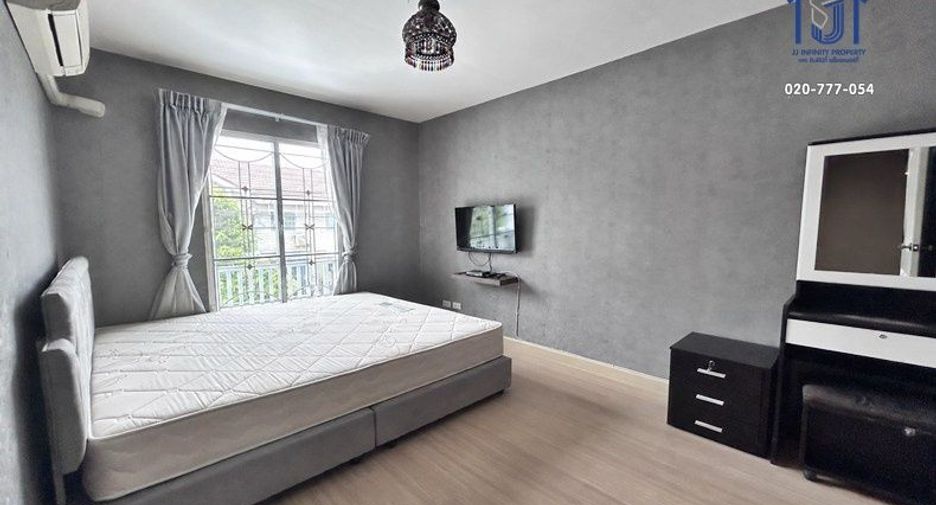 Casa adosada en venta de 3 habitaciones en Saphan Sung, Bangkok