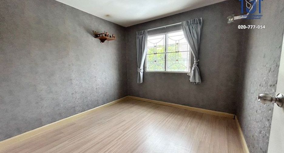 Casa adosada en venta de 3 habitaciones en Saphan Sung, Bangkok