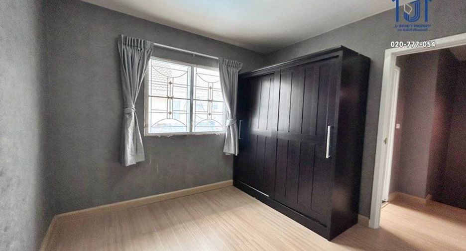 Casa adosada en venta de 3 habitaciones en Saphan Sung, Bangkok