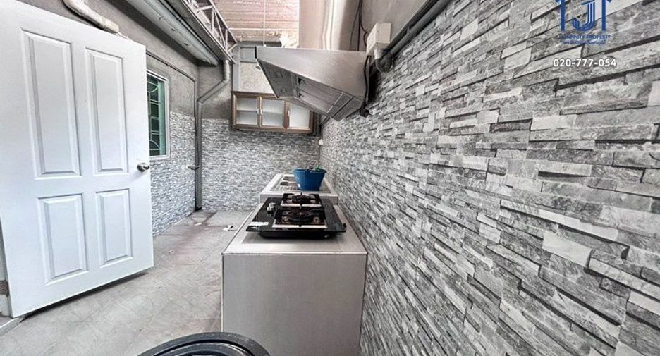 Casa adosada en venta de 3 habitaciones en Saphan Sung, Bangkok