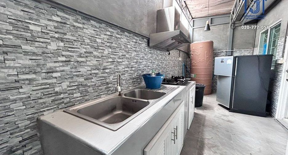 Casa adosada en venta de 3 habitaciones en Saphan Sung, Bangkok
