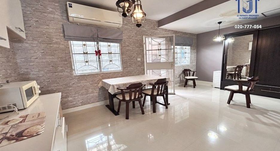 Casa adosada en venta de 3 habitaciones en Saphan Sung, Bangkok