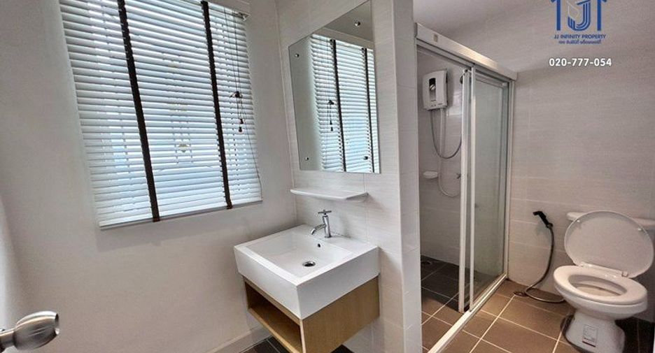 Casa adosada en venta de 3 habitaciones en Saphan Sung, Bangkok