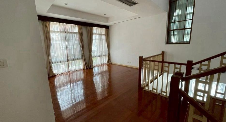À louer 4 chambres maison à Watthana, Bangkok