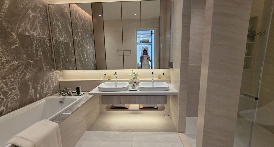 For sale 3 bedrooms condo in Khlong Toei, Bangkok