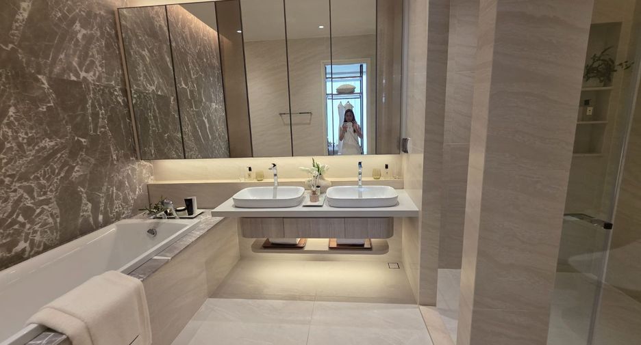 For sale 3 bedrooms condo in Khlong Toei, Bangkok