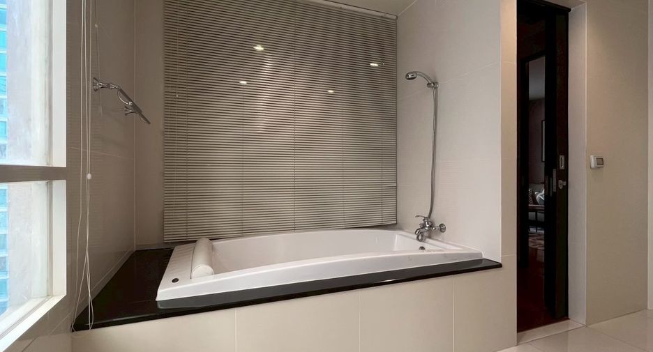 For rent 2 bedrooms condo in Pathum Wan, Bangkok