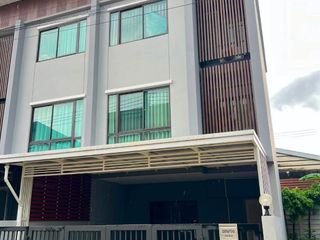 Casa adosada en alquiler de 4 habitaciones en Wang Thonglang, Bangkok