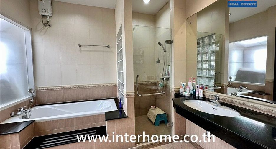 For sale 4 bedrooms house in Mueang Nonthaburi, Nonthaburi