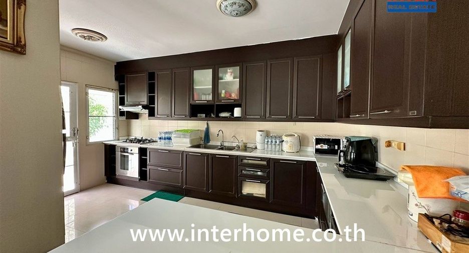 For sale 4 bedrooms house in Mueang Nonthaburi, Nonthaburi