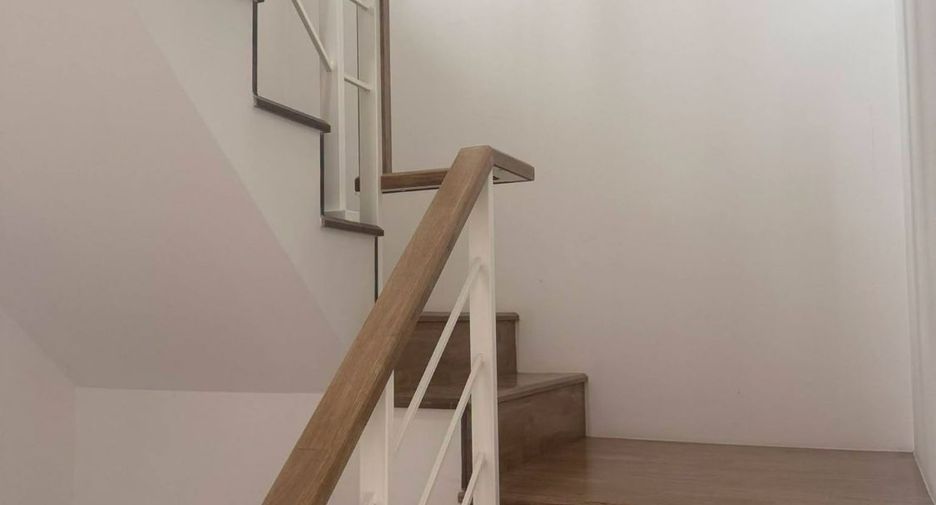 For rent 3 bedrooms townhouse in Prawet, Bangkok