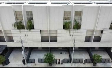 À louer 3 chambres maison de ville à Saphan Sung, Bangkok