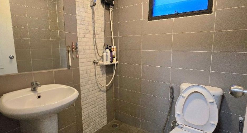 Casa adosada en venta de 3 habitaciones en Thung Khru, Bangkok