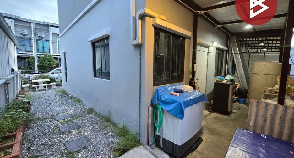 Casa adosada en venta de 3 habitaciones en Thung Khru, Bangkok