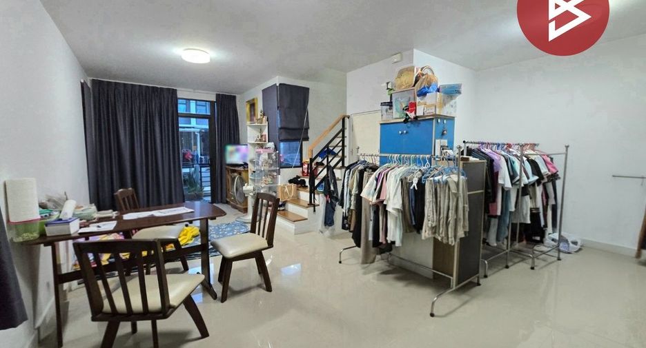 Casa adosada en venta de 3 habitaciones en Thung Khru, Bangkok