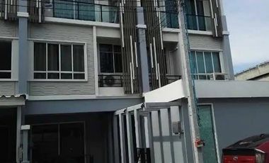 Casa adosada en venta de 6 habitaciones en Pak Kret, Nonthaburi