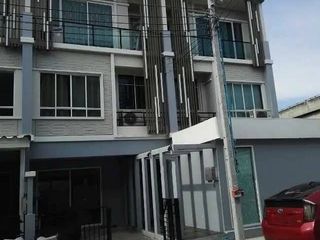 Casa adosada en venta de 6 habitaciones en Pak Kret, Nonthaburi