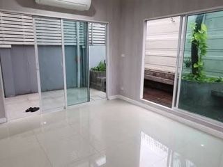 Casa adosada en venta de 6 habitaciones en Pak Kret, Nonthaburi
