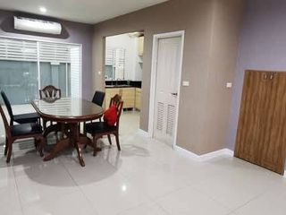 Casa adosada en venta de 6 habitaciones en Pak Kret, Nonthaburi