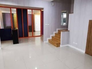Casa adosada en venta de 6 habitaciones en Pak Kret, Nonthaburi