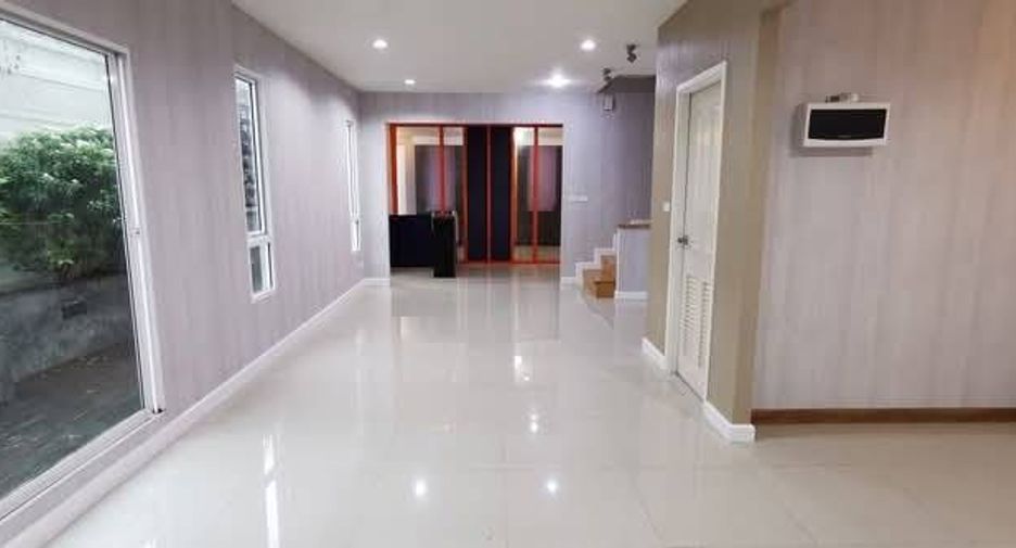 Casa adosada en venta de 6 habitaciones en Pak Kret, Nonthaburi