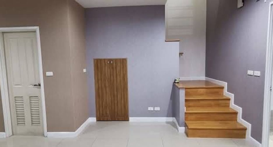 Casa adosada en venta de 6 habitaciones en Pak Kret, Nonthaburi