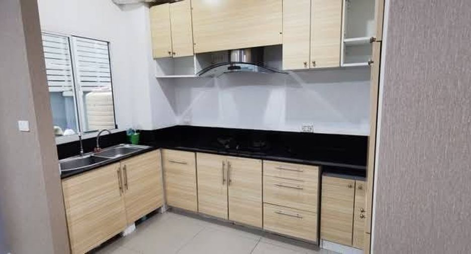 Casa adosada en venta de 6 habitaciones en Pak Kret, Nonthaburi