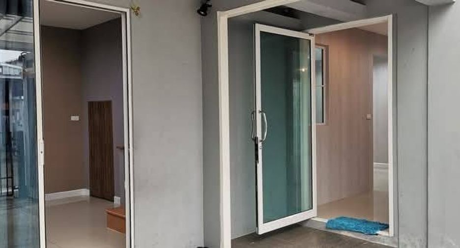 Casa adosada en venta de 6 habitaciones en Pak Kret, Nonthaburi