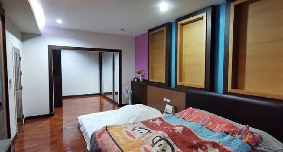 Casa adosada en venta de 6 habitaciones en Pak Kret, Nonthaburi