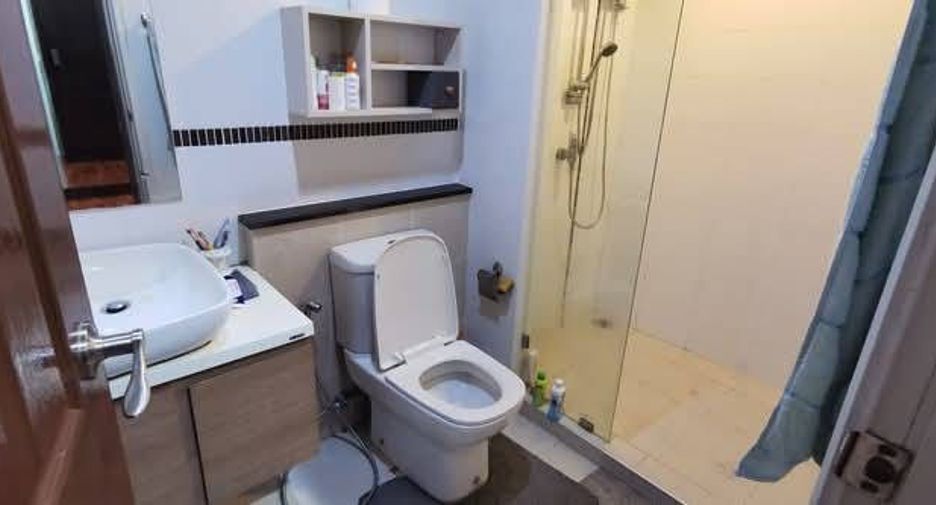 Casa adosada en venta de 6 habitaciones en Pak Kret, Nonthaburi