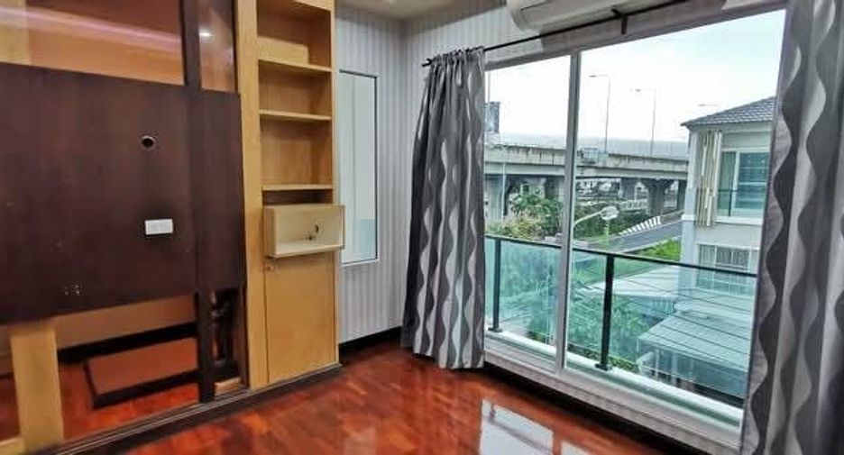 Casa adosada en venta de 6 habitaciones en Pak Kret, Nonthaburi