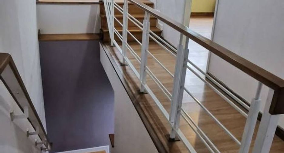 Casa adosada en venta de 6 habitaciones en Pak Kret, Nonthaburi
