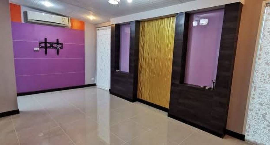 Casa adosada en venta de 6 habitaciones en Pak Kret, Nonthaburi
