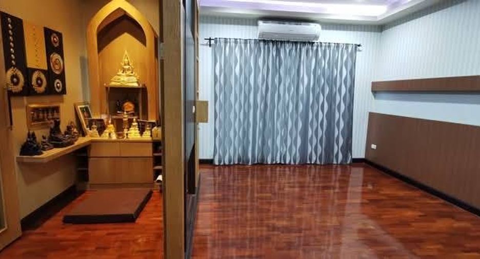 Casa adosada en venta de 6 habitaciones en Pak Kret, Nonthaburi