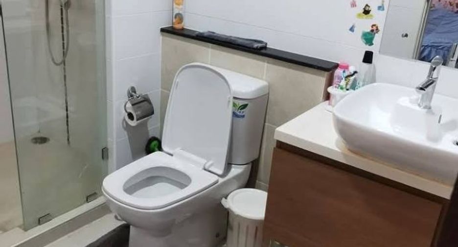 Casa adosada en venta de 6 habitaciones en Pak Kret, Nonthaburi