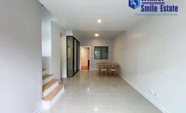 À vendre 4 chambres maison de ville à Bang Phli, Samut Prakan