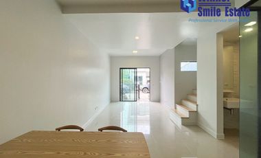 À vendre 4 chambres maison de ville à Bang Phli, Samut Prakan
