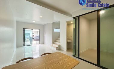 À vendre 4 chambres maison de ville à Bang Phli, Samut Prakan