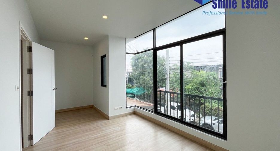À vendre 4 chambres maison de ville à Bang Phli, Samut Prakan