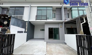 À vendre 4 chambres maison de ville à Bang Phli, Samut Prakan