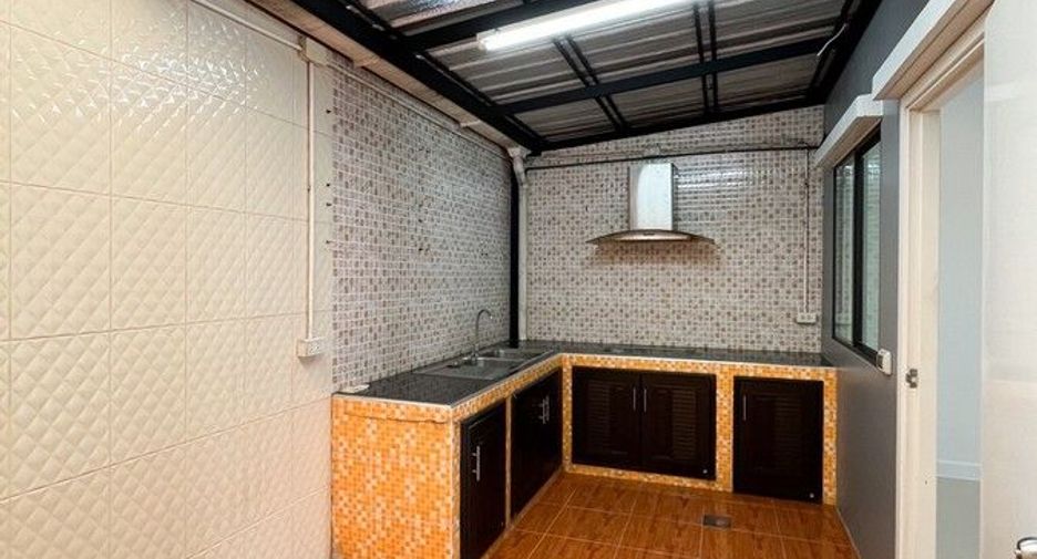 À vendre 4 chambres maison de ville à Bang Phli, Samut Prakan