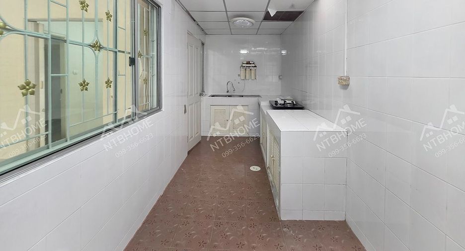Casa adosada en venta de 3 habitaciones en Thanyaburi, Pathum Thani