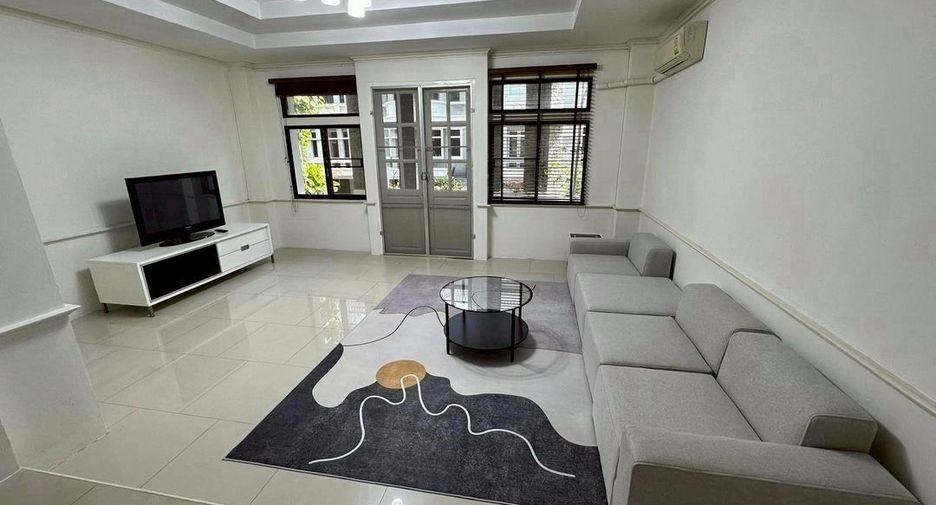 For rent 4 bedrooms townhouse in Watthana, Bangkok