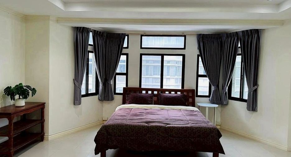 For rent 4 bedrooms townhouse in Watthana, Bangkok