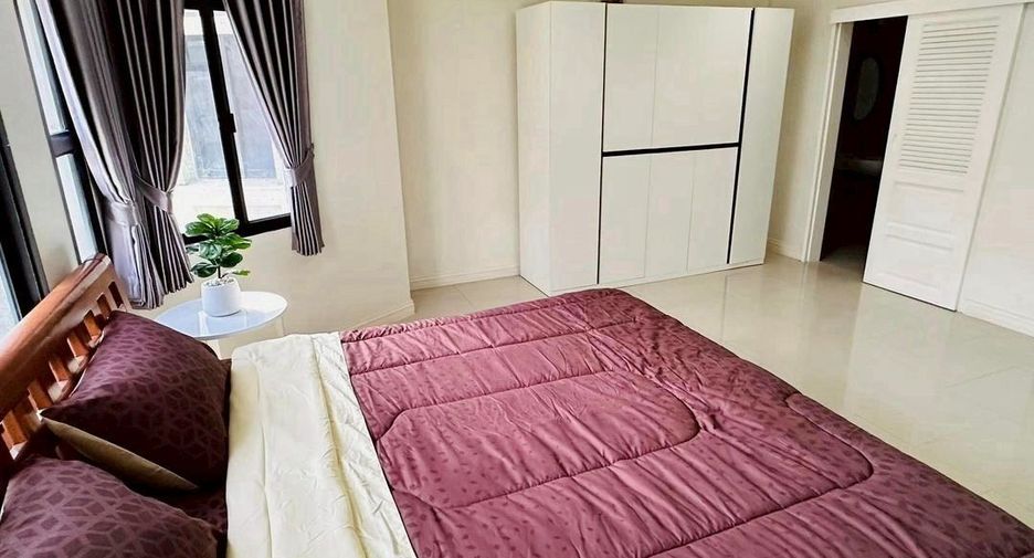 For rent 4 bedrooms townhouse in Watthana, Bangkok