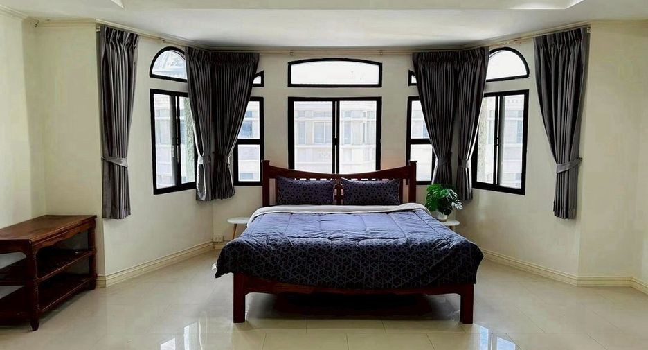 For rent 4 bedrooms townhouse in Watthana, Bangkok
