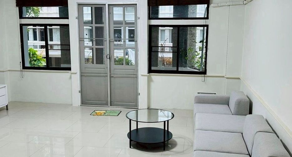 For rent 4 bedrooms townhouse in Watthana, Bangkok