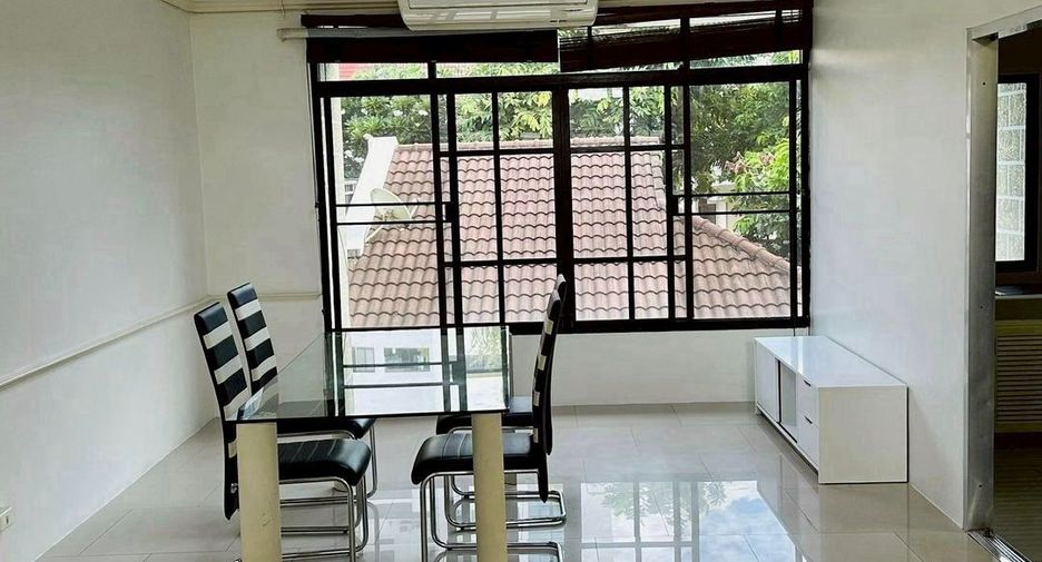 For rent 4 bedrooms townhouse in Watthana, Bangkok