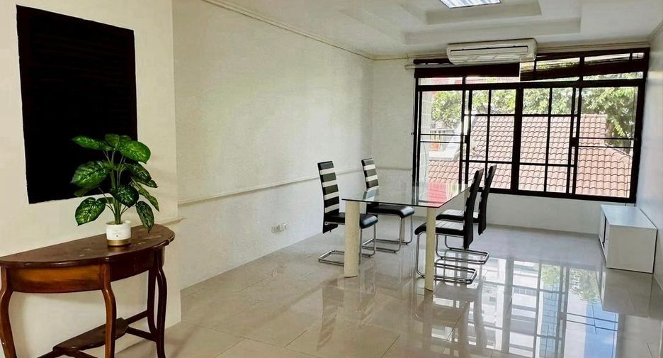 For rent 4 bedrooms townhouse in Watthana, Bangkok
